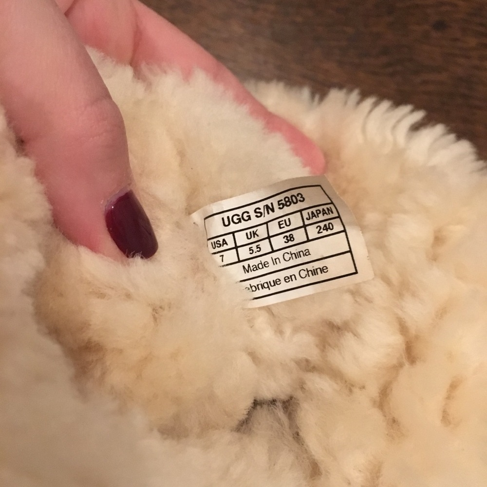 Uggs Bailey Button - image 4